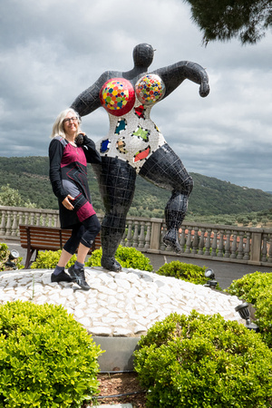 Me and Niki de Saint Phalle sculpture